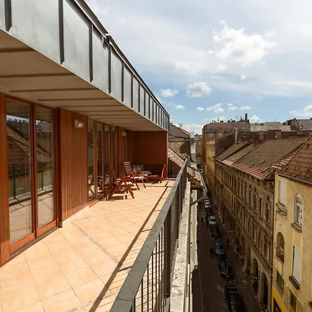 Apartment Sunny Penthouse Front Of Szimpla Kert *